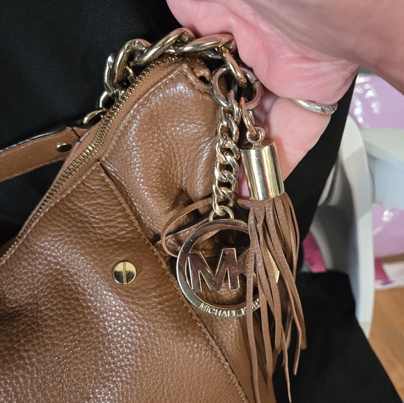 Michael Kors Smooth Leather Shoulder Bag EUC - Picture 5 of 14